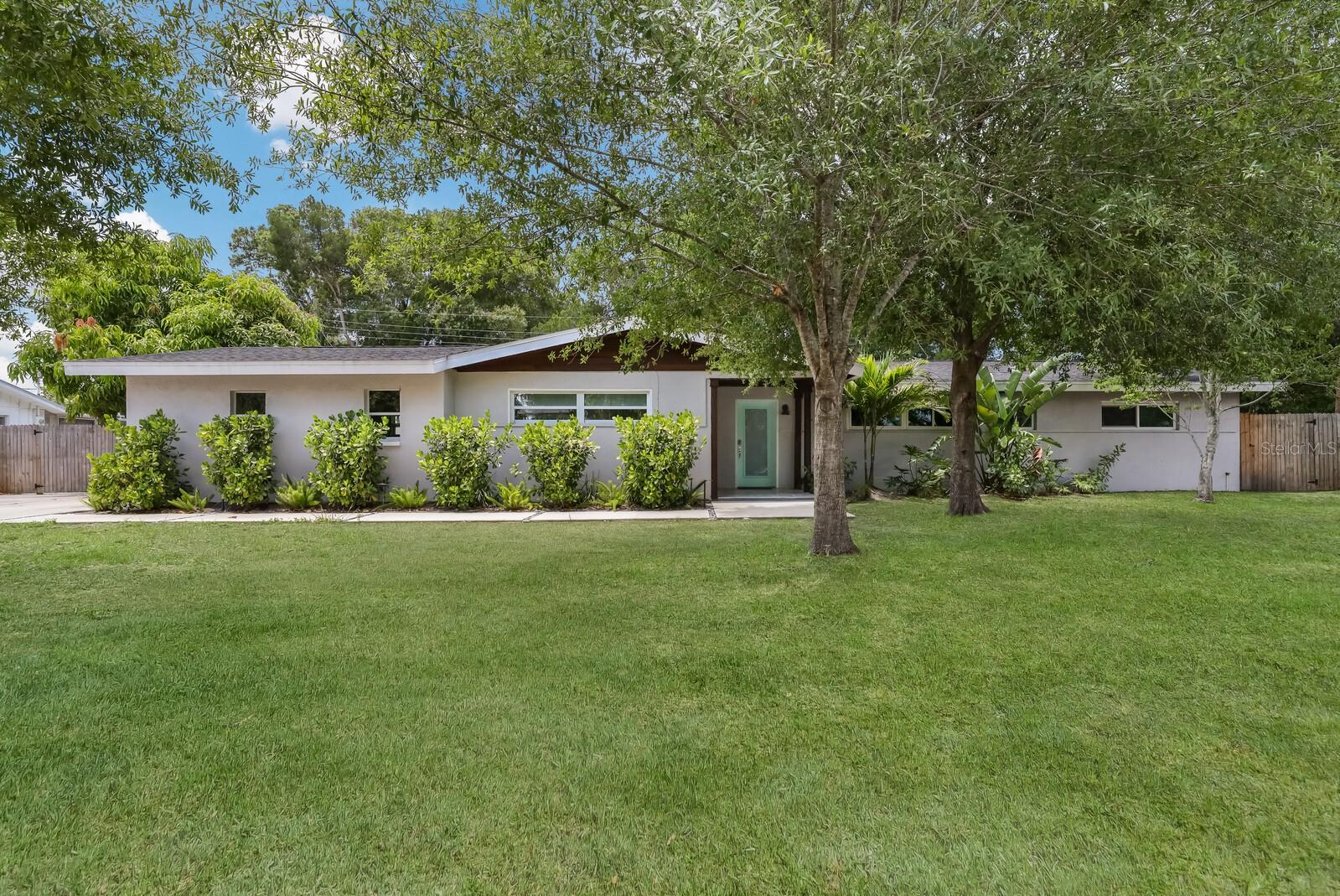 5720 Isanda Pl, Sarasota, FL 34231 — photo 2 of 36