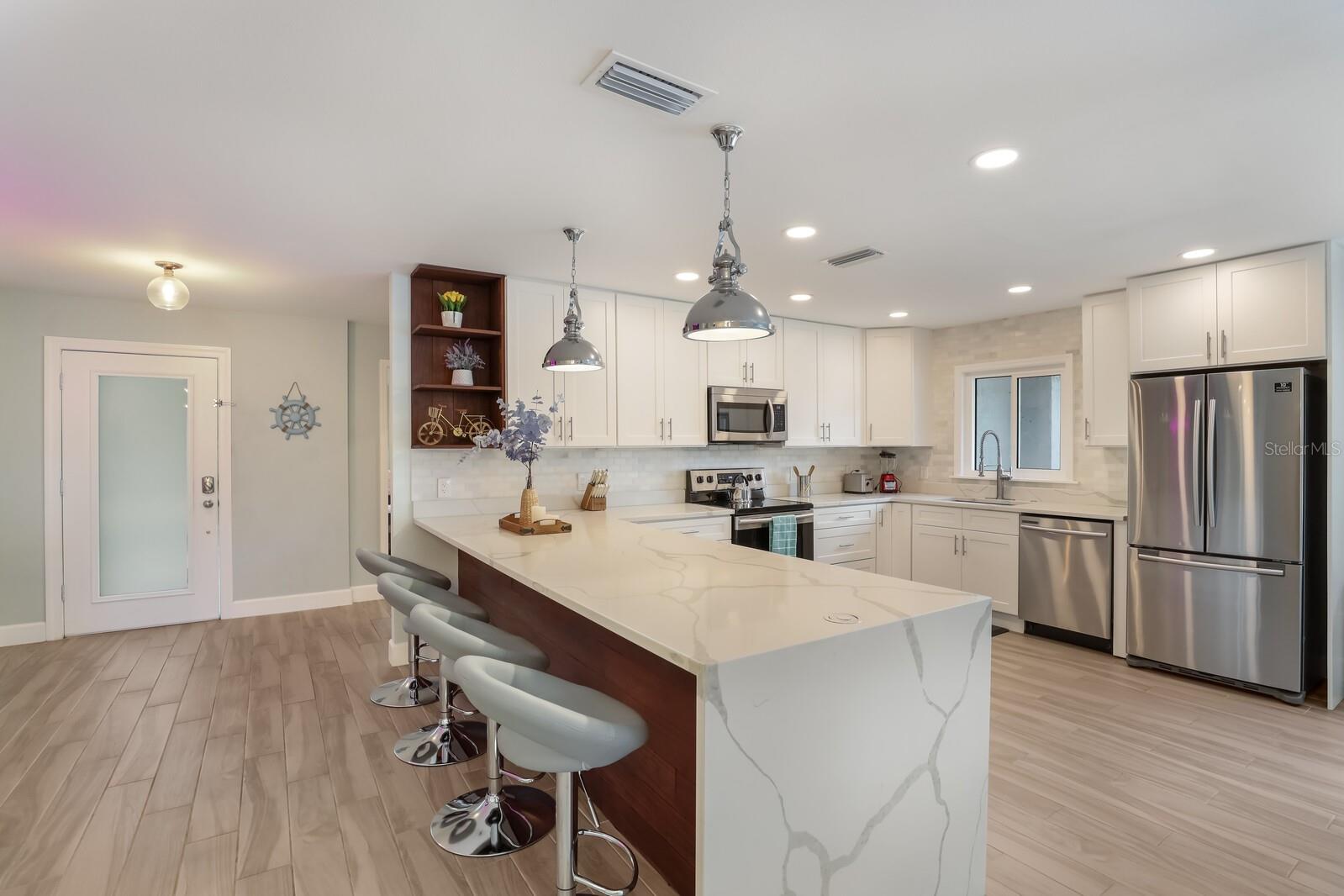 5720 Isanda Pl, Sarasota, FL 34231 — photo 6 of 36