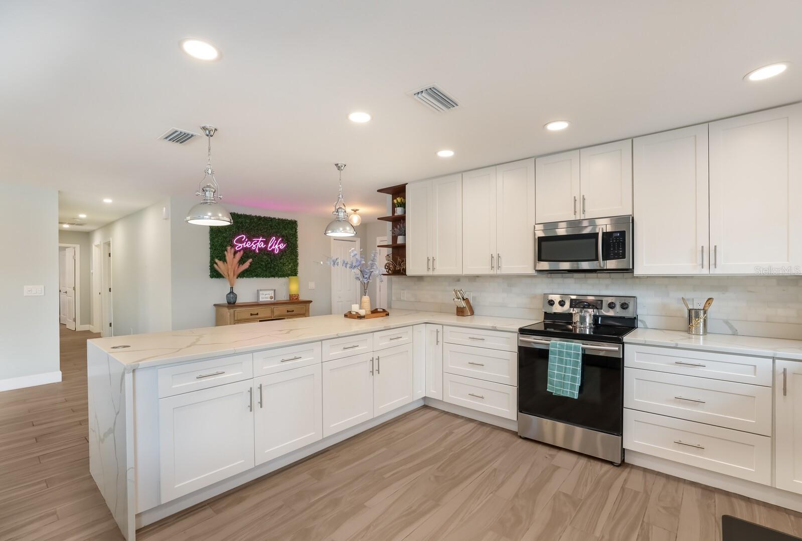 5720 Isanda Pl, Sarasota, FL 34231 — photo 7 of 36