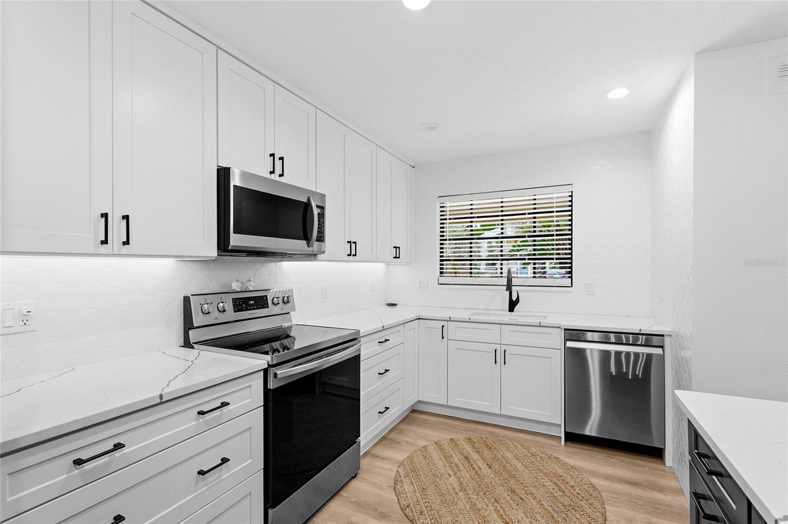 2480 Alameda Ave, Sarasota, FL 34234 — photo 5 of 68