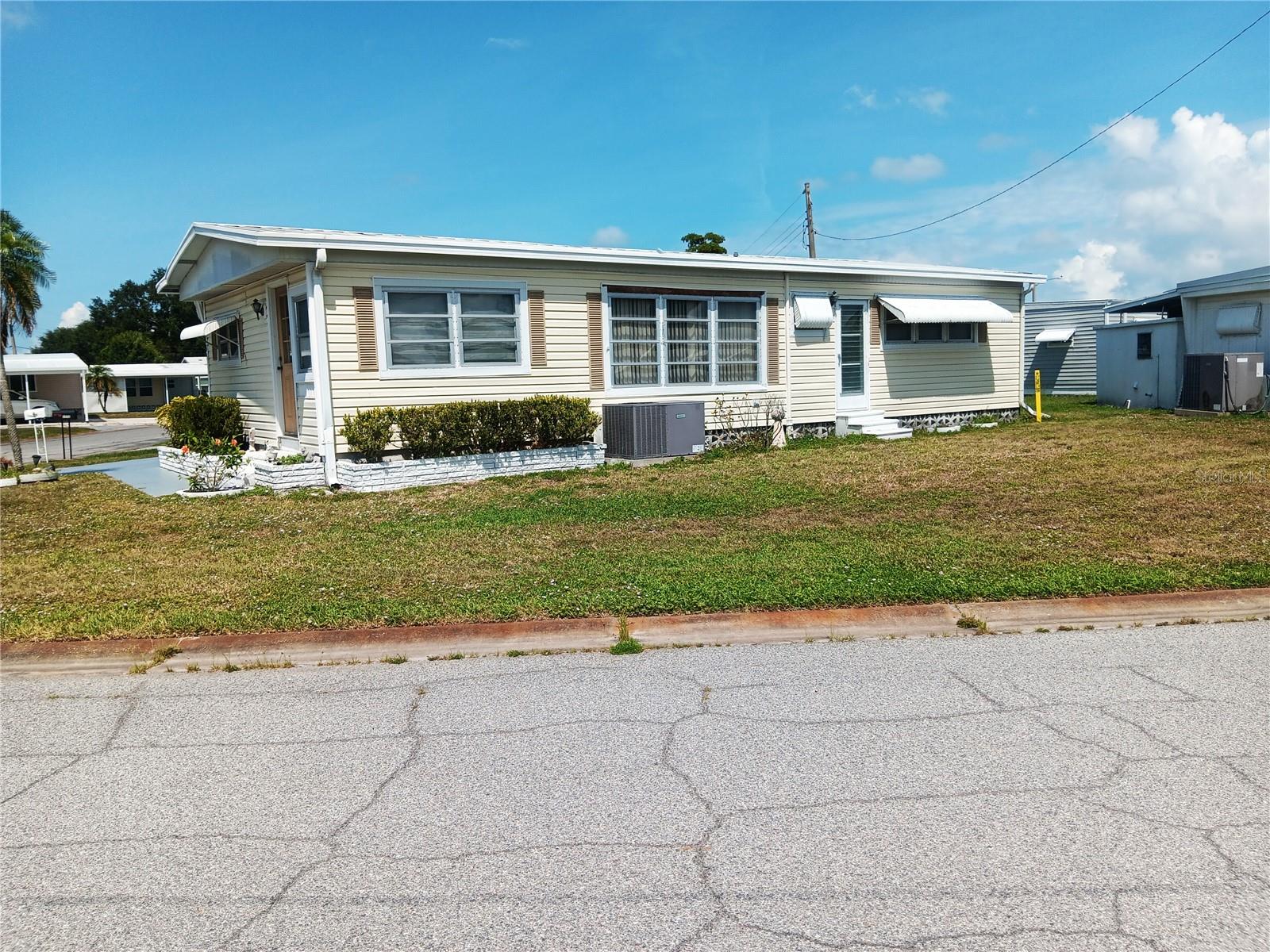 Look at that huge side yard.  More +privacy for you.