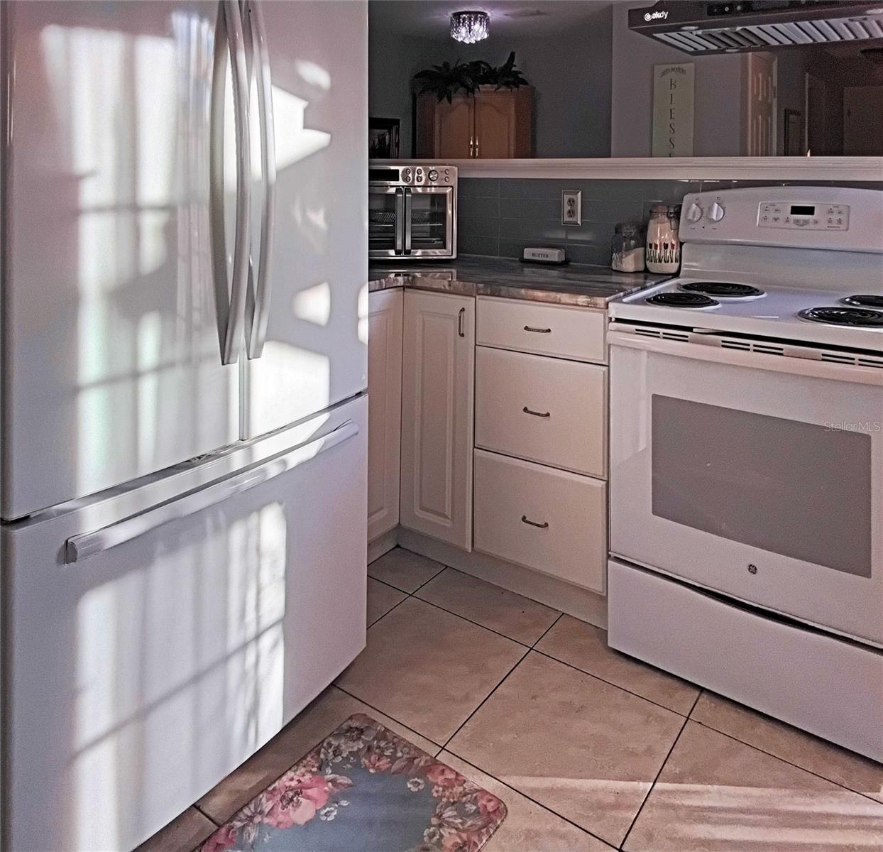 Refrigerator, range and countertop to pass through / breakfast bar