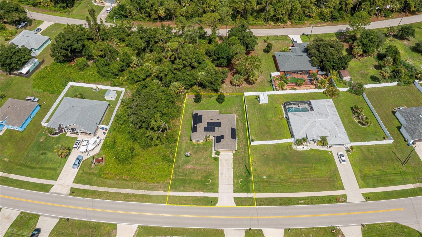 Highlighting Lot Size and Surrounding Neighborhood