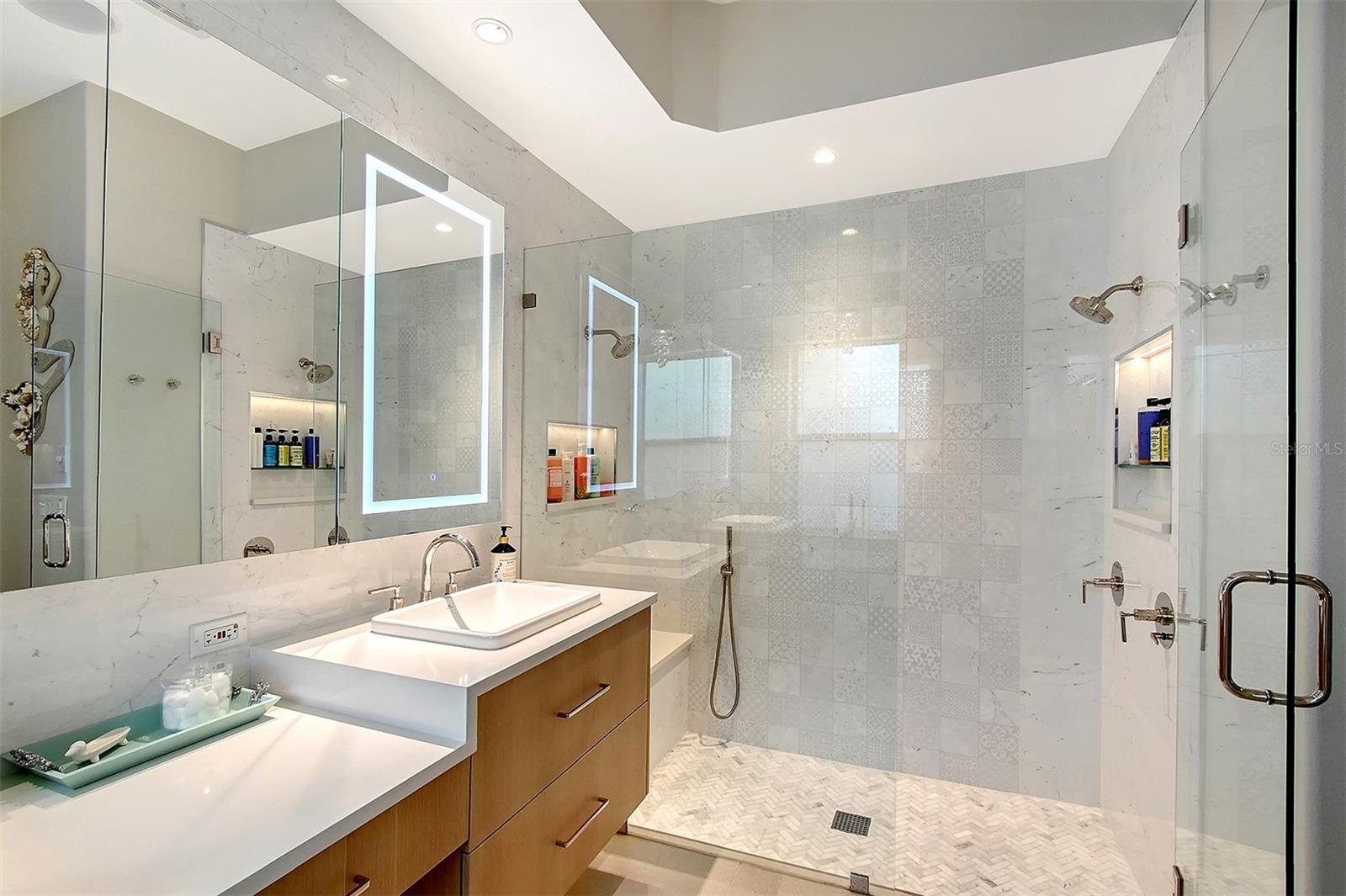 3921 Maravic Pl, Sarasota, FL 34231 — photo 15 of 33