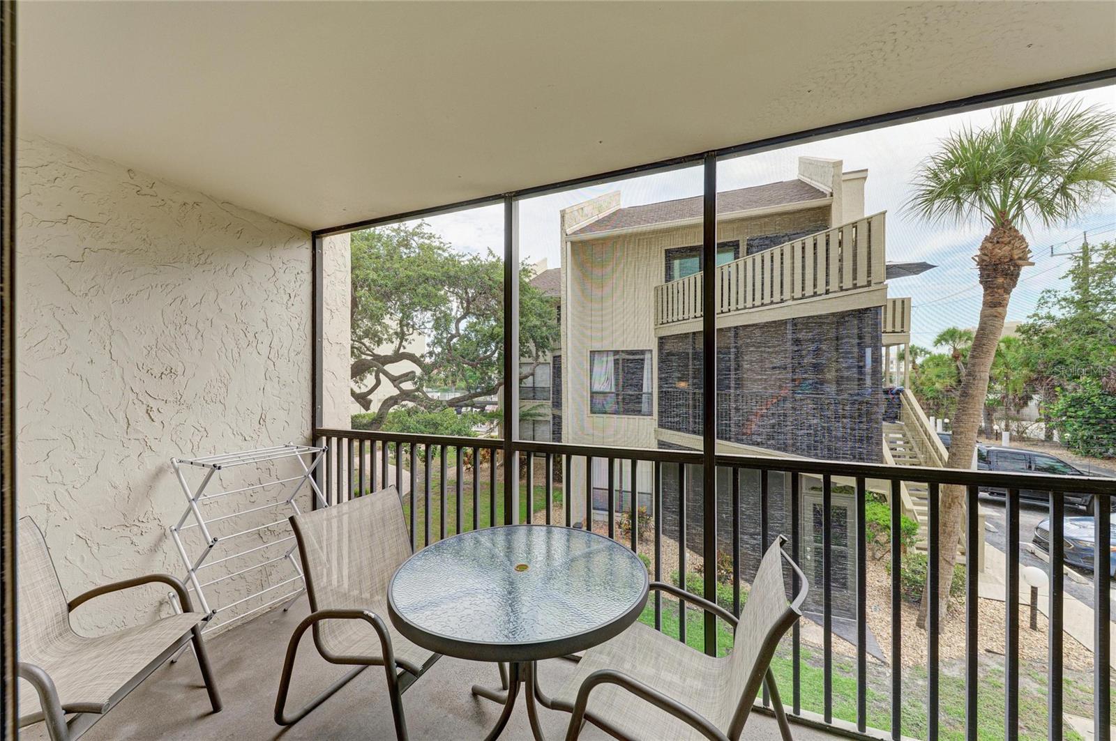 Quiet and Secluded Screened Lanai