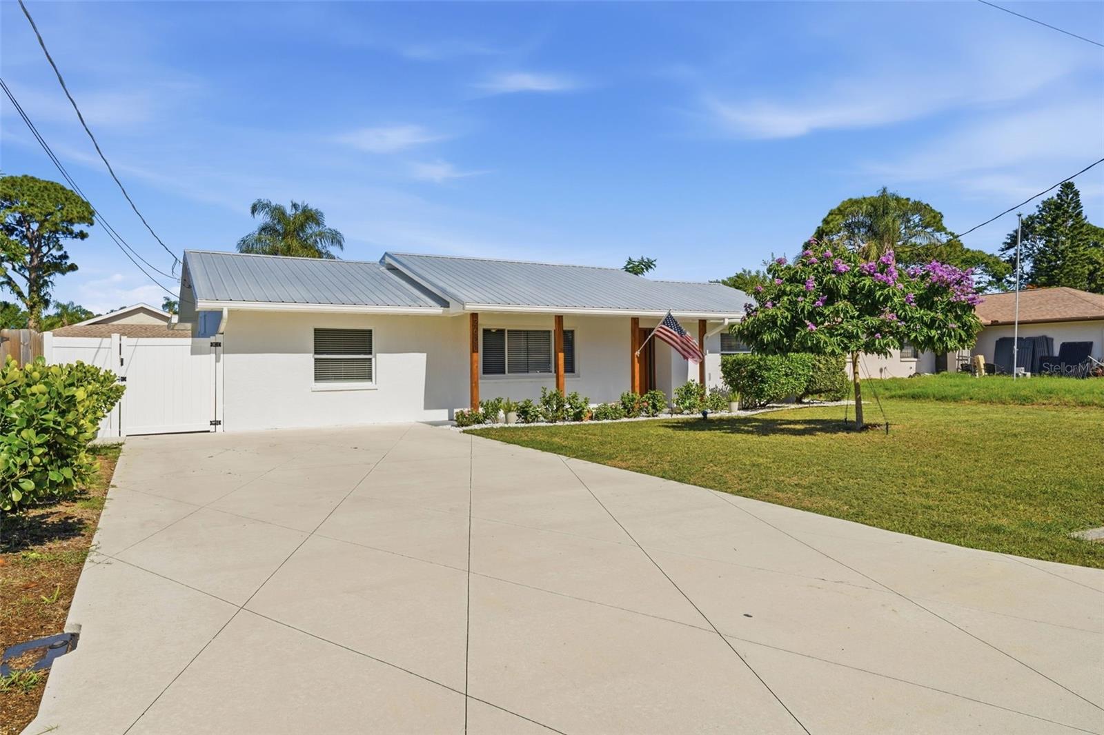 2600 Cambridge Dr, Sarasota, FL 34232 — photo 2 of 75