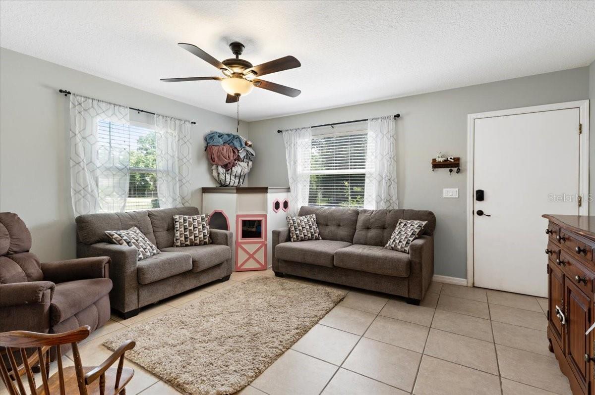 4050 Rockefeller Ave, Sarasota, FL 34231 — photo 5 of 33