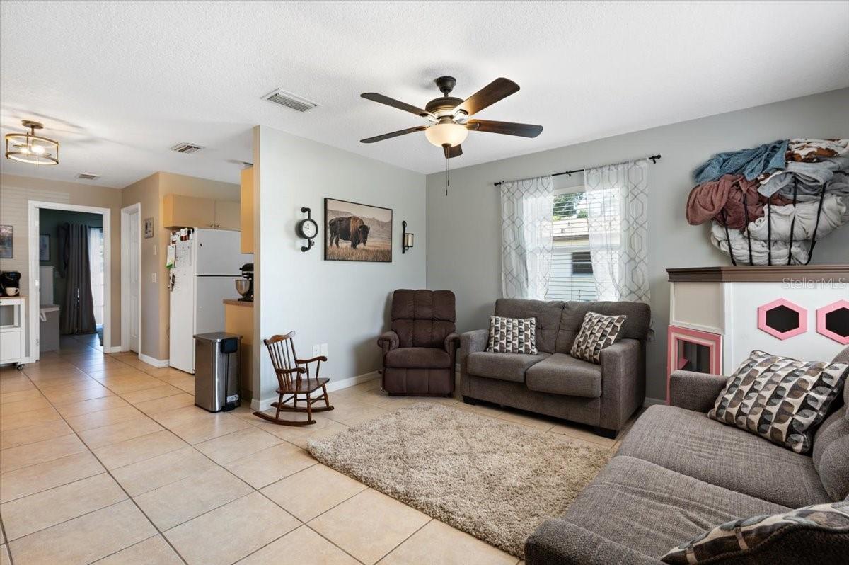 4050 Rockefeller Ave, Sarasota, FL 34231 — photo 7 of 33