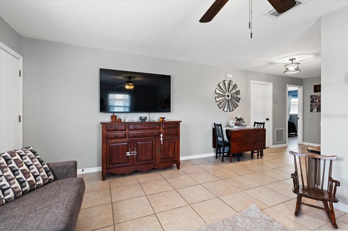 4050 Rockefeller Ave, Sarasota, FL 34231 — photo 8 of 33