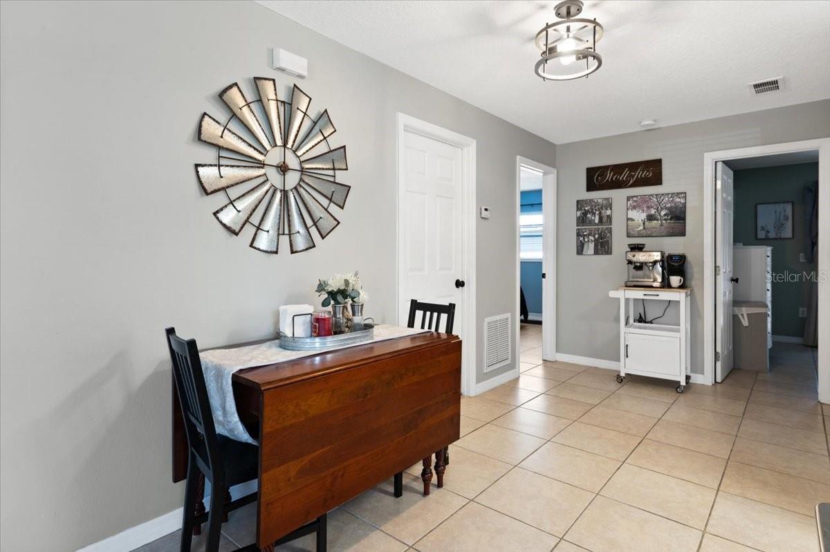 4050 Rockefeller Ave, Sarasota, FL 34231 — photo 9 of 33