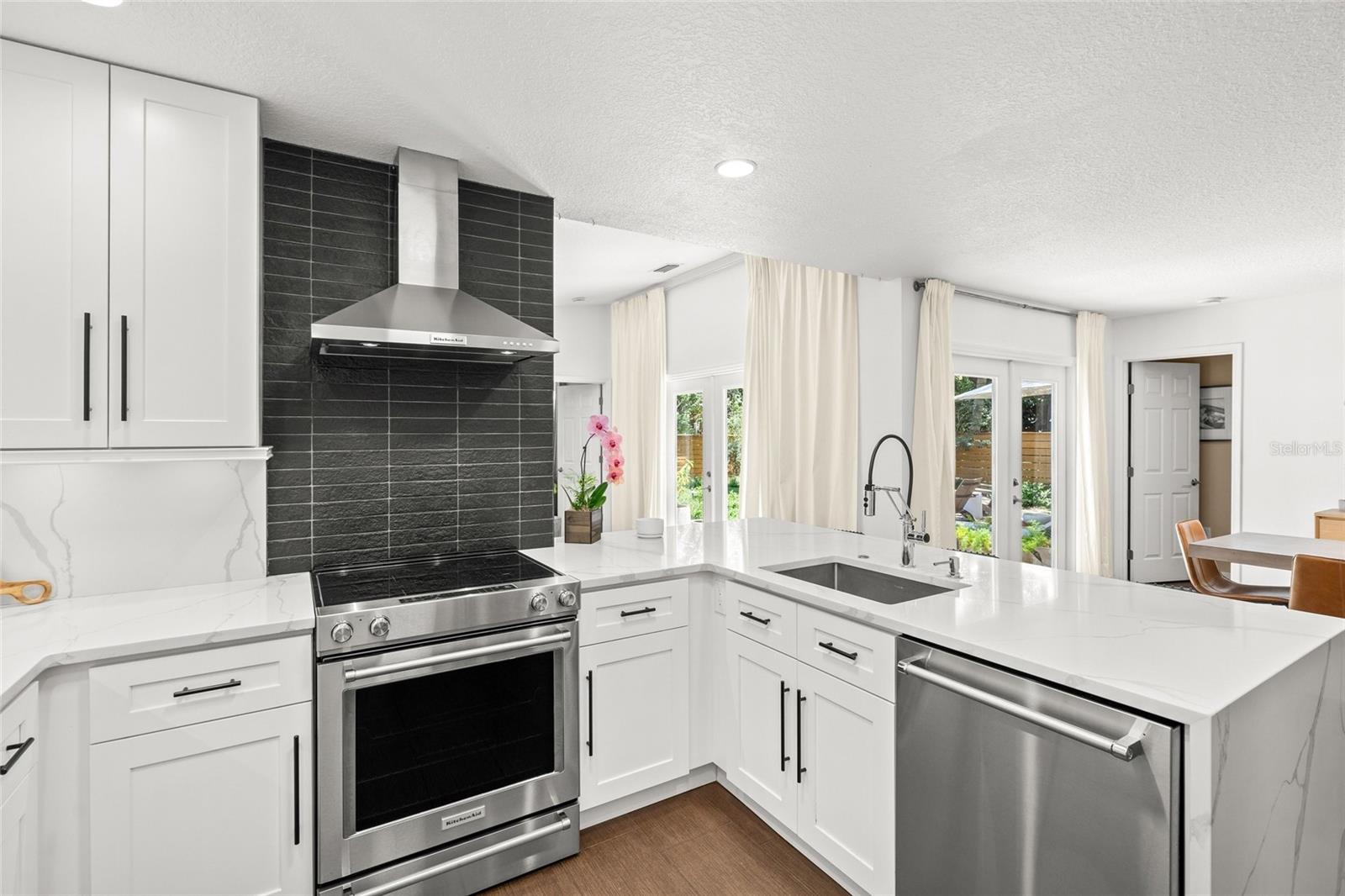 319 Bearded Oaks Cir, Sarasota, FL 34232 — photo 9 of 55
