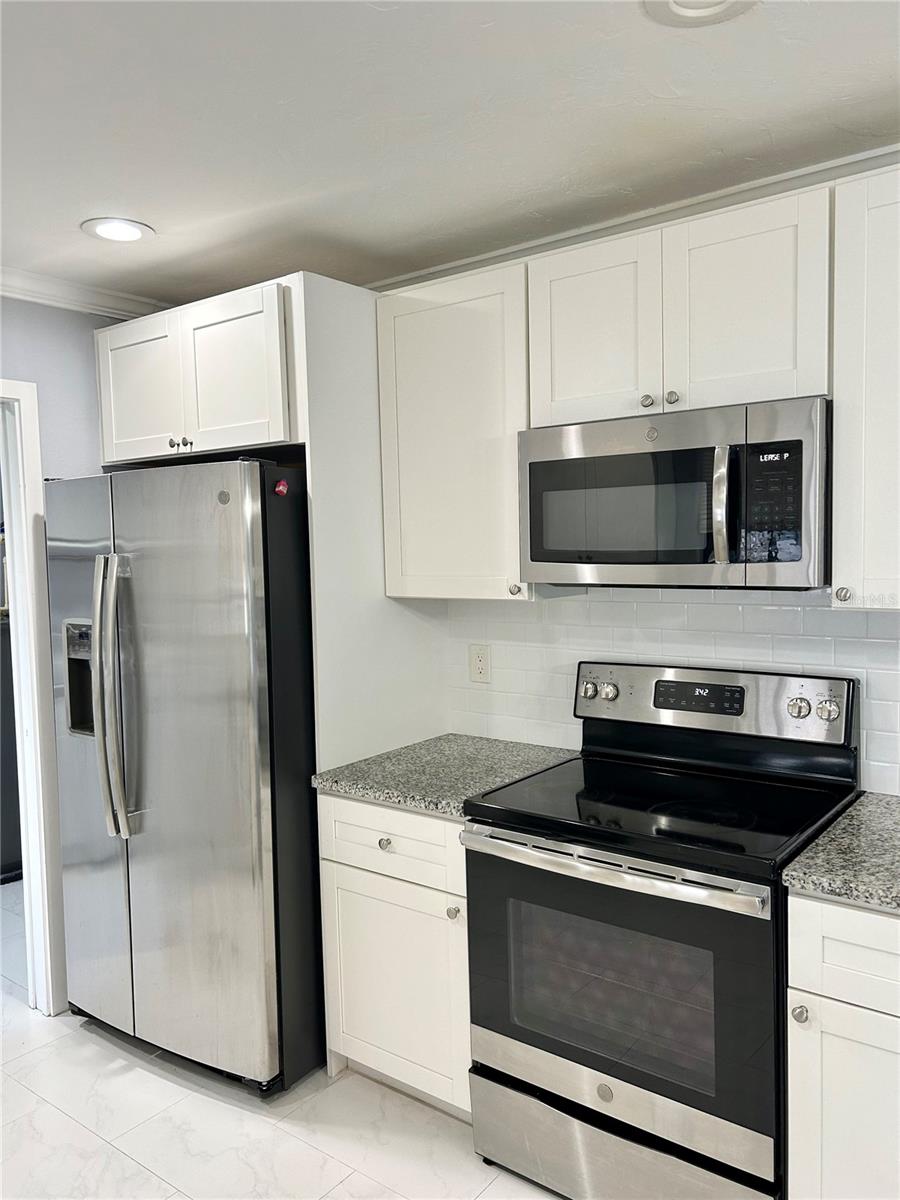 4633 Brooksdale Dr, Sarasota, FL 34232 — photo 13 of 41