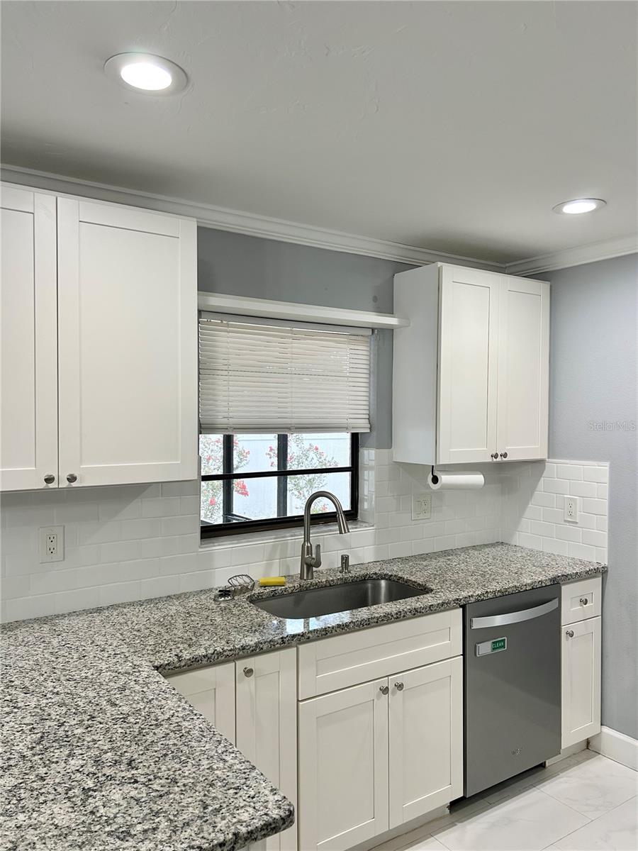 4633 Brooksdale Dr, Sarasota, FL 34232 — photo 14 of 41