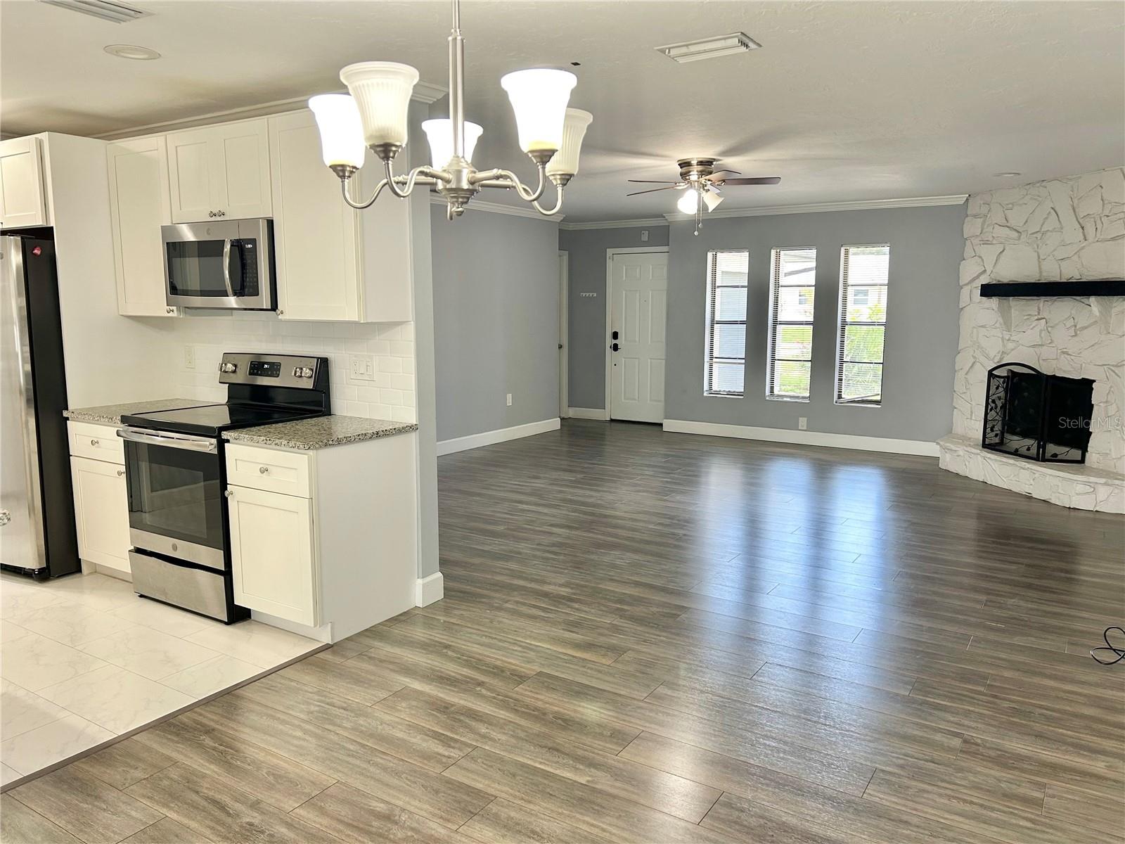4633 Brooksdale Dr, Sarasota, FL 34232 — photo 8 of 41
