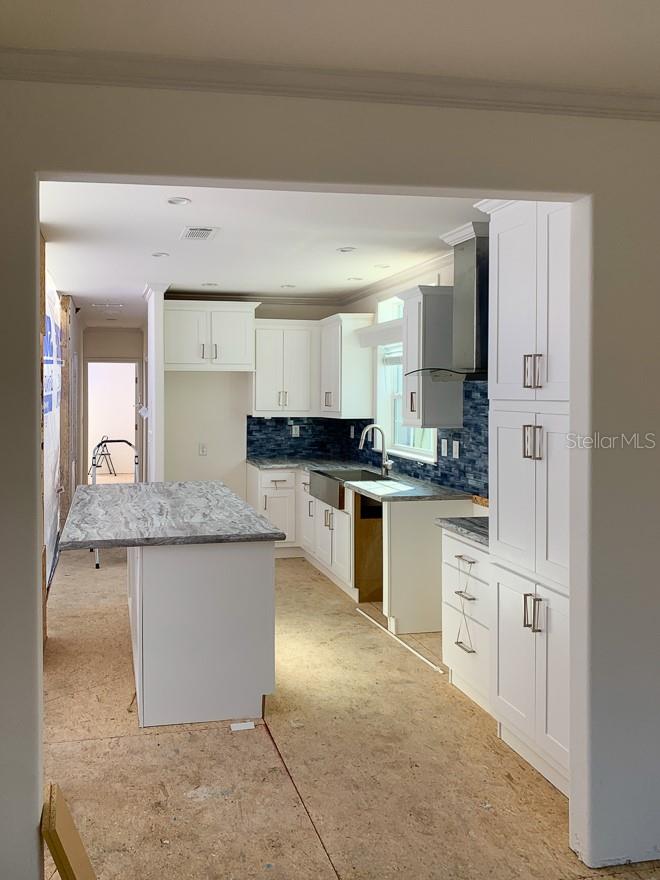 Kitchen with large island