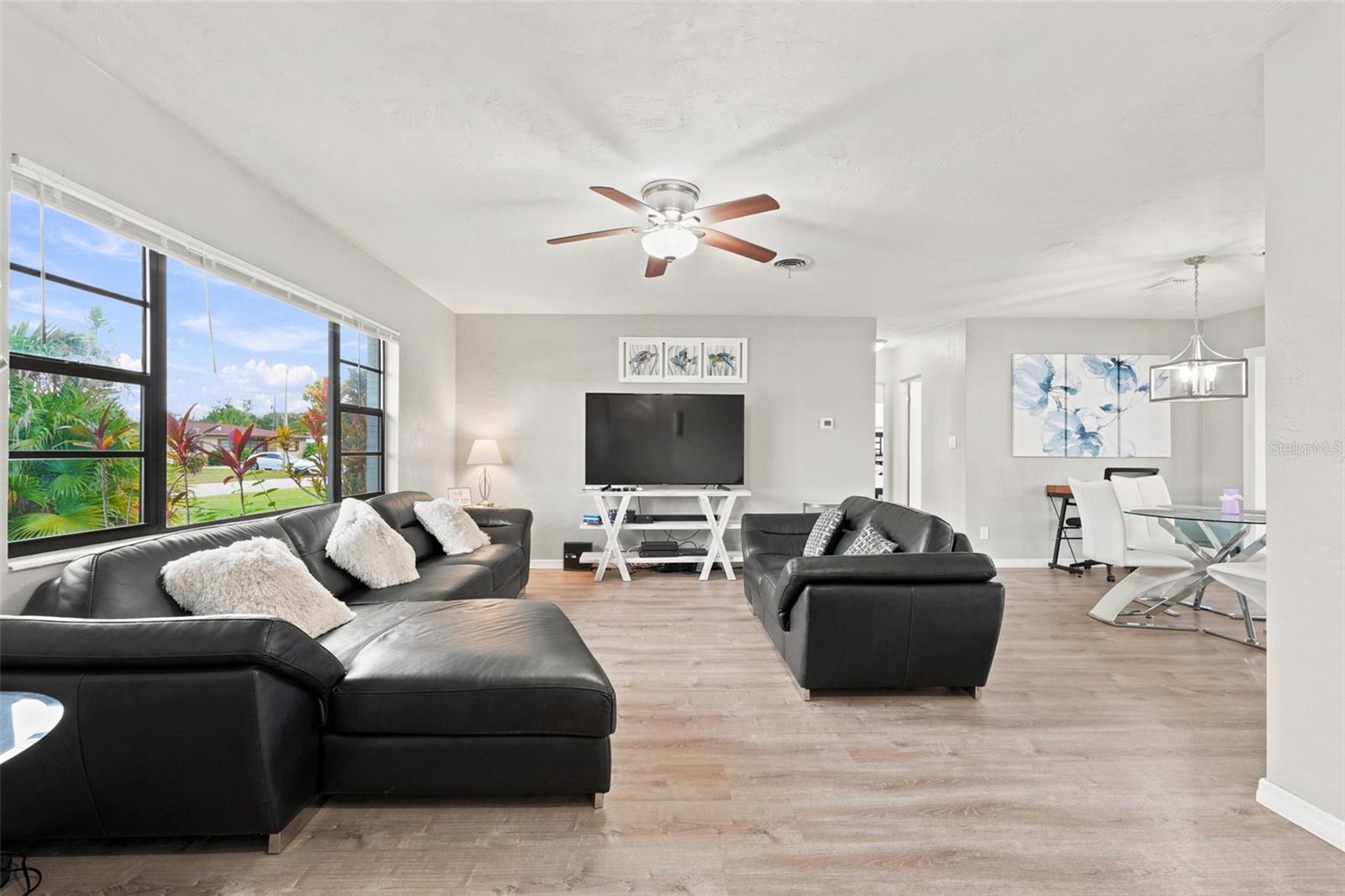Venice, FL 34293 · MLS# A4699859 — photo 2 of 16