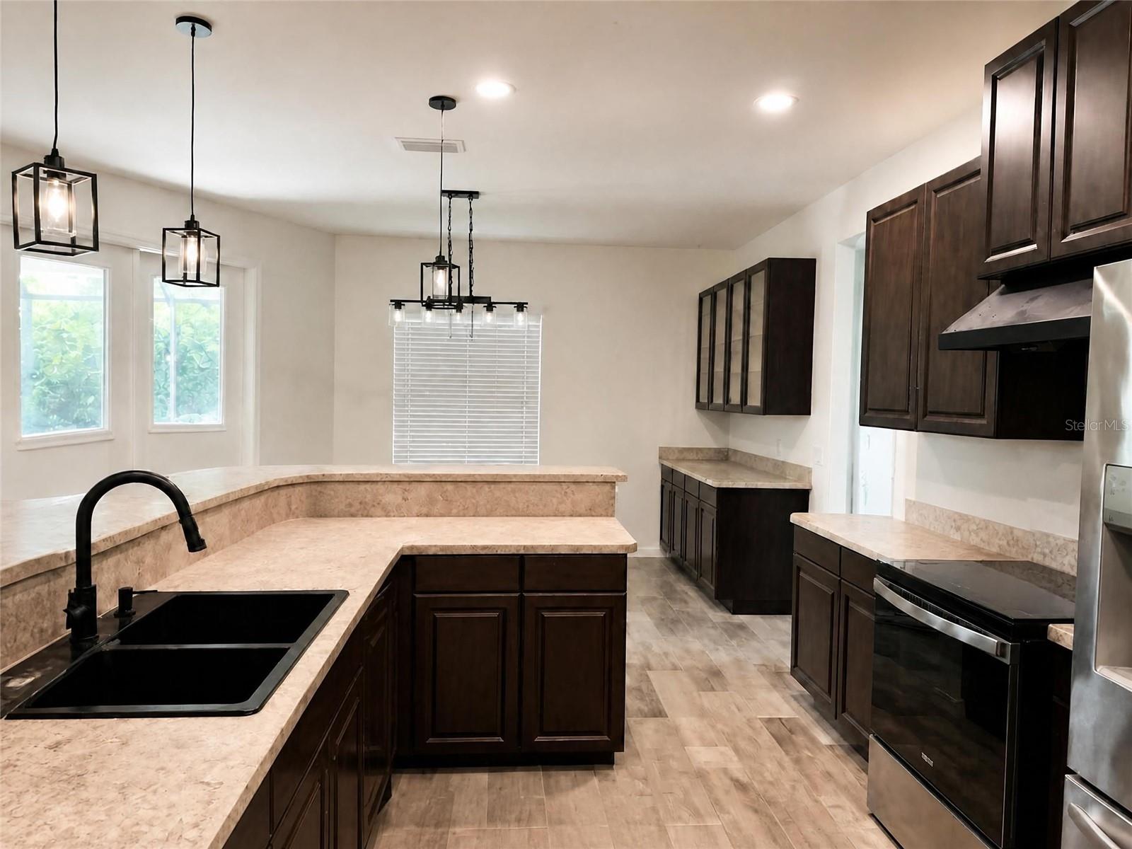935 Linden Rd, Venice, FL 34293 — photo 3 of 19