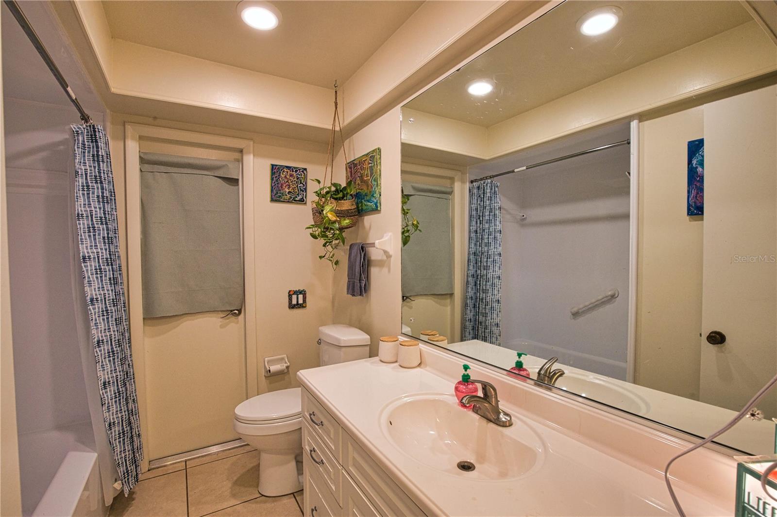 Guest bath-full tub & shower
