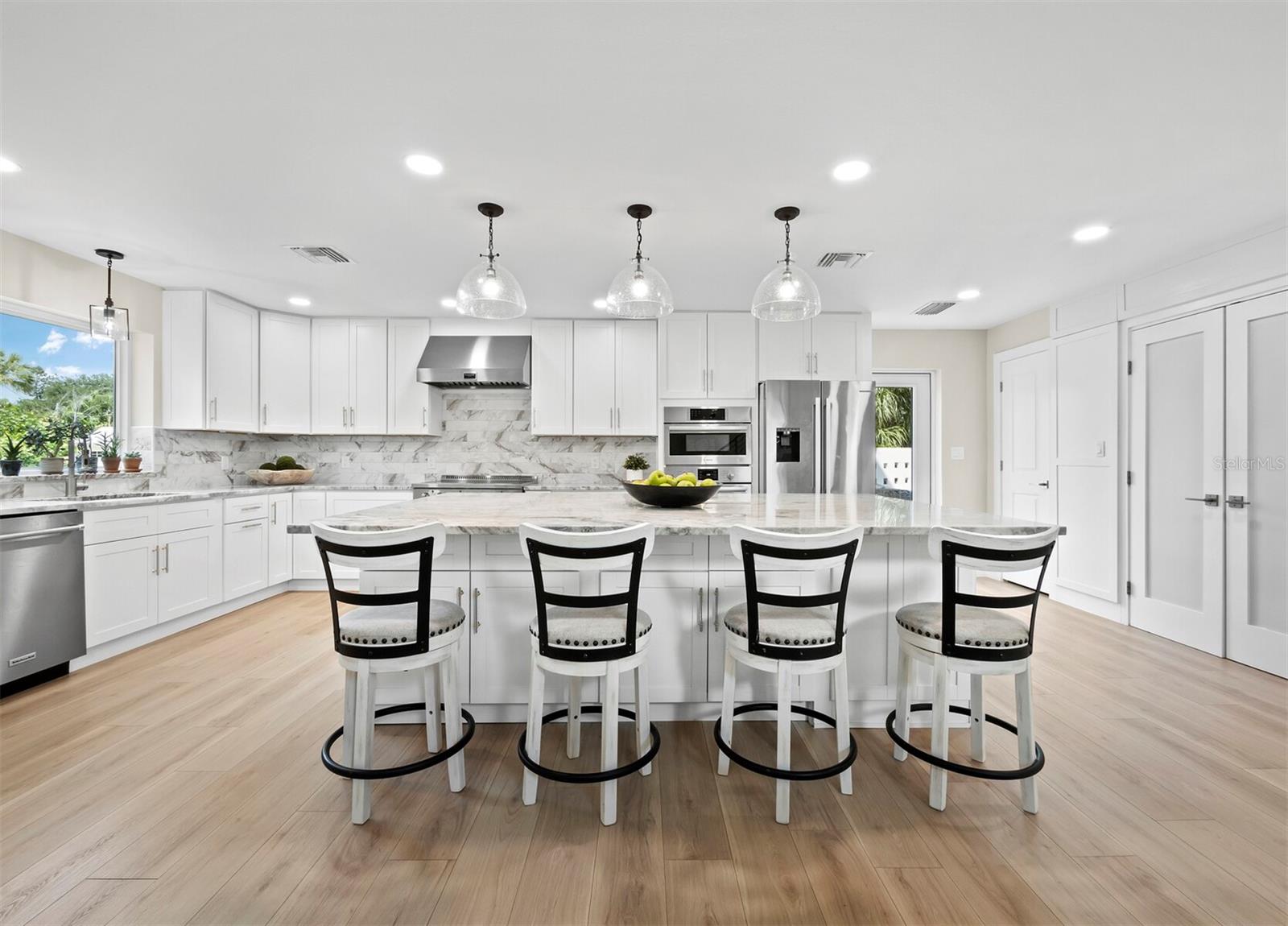 430 Island Cir, Sarasota, FL 34242 — photo 11 of 61