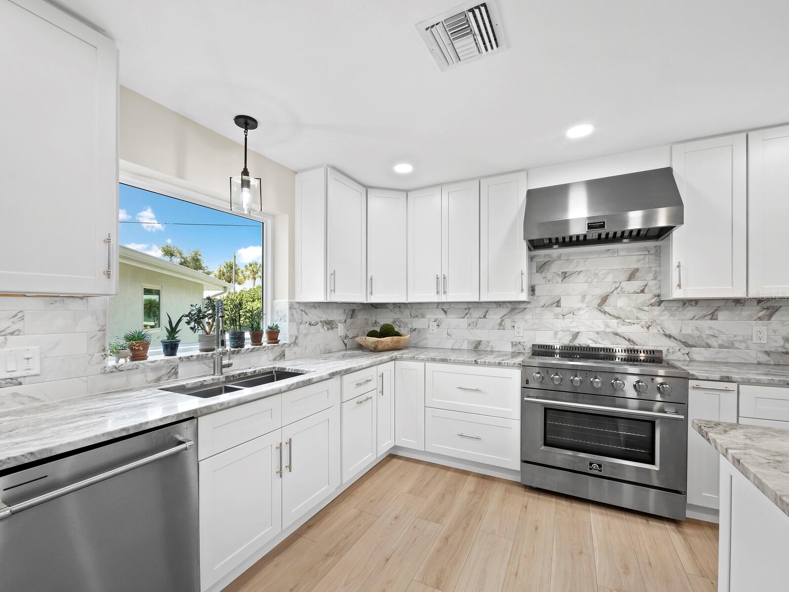 430 Island Cir, Sarasota, FL 34242 — photo 12 of 61