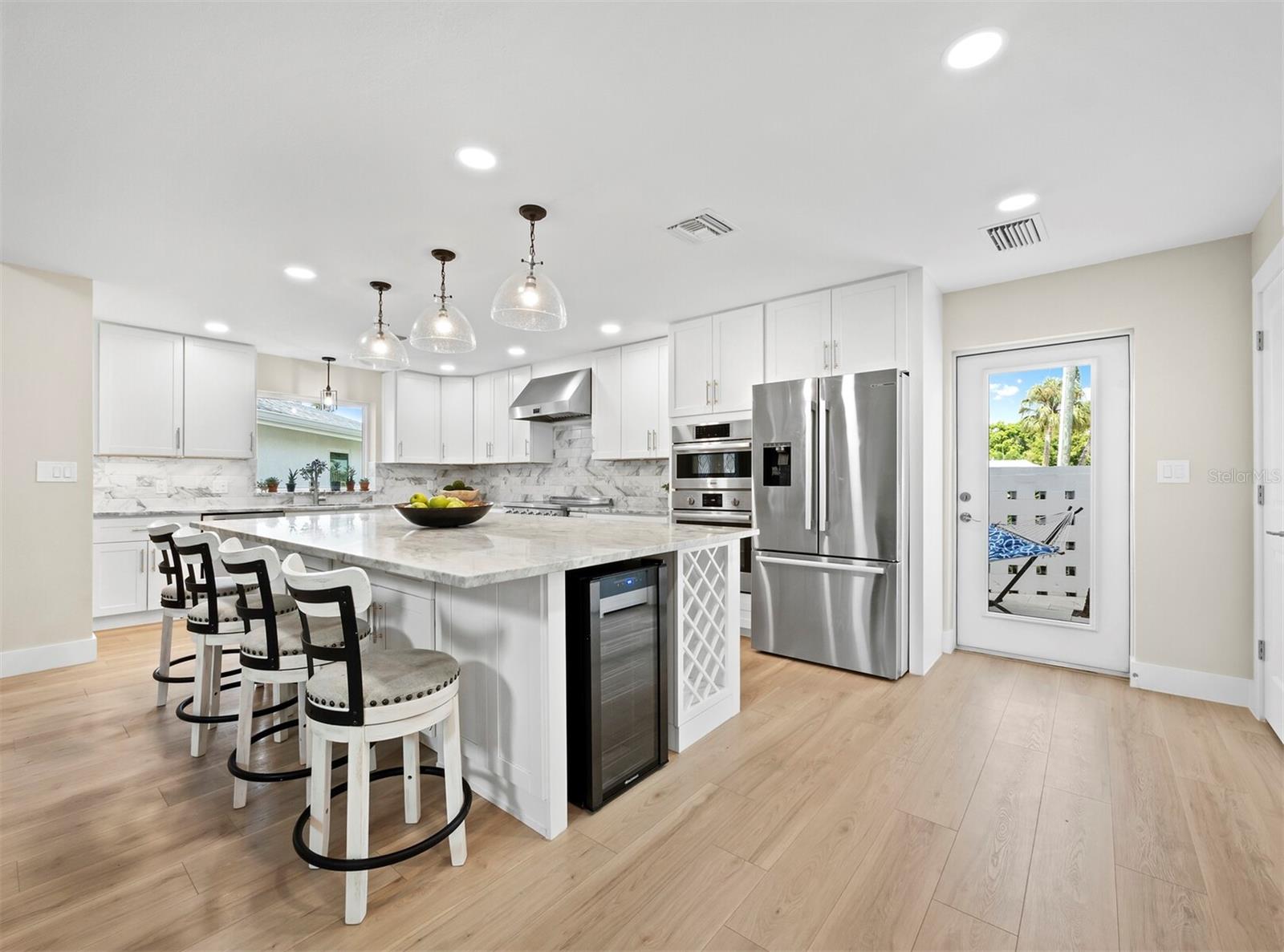 430 Island Cir, Sarasota, FL 34242 — photo 10 of 61
