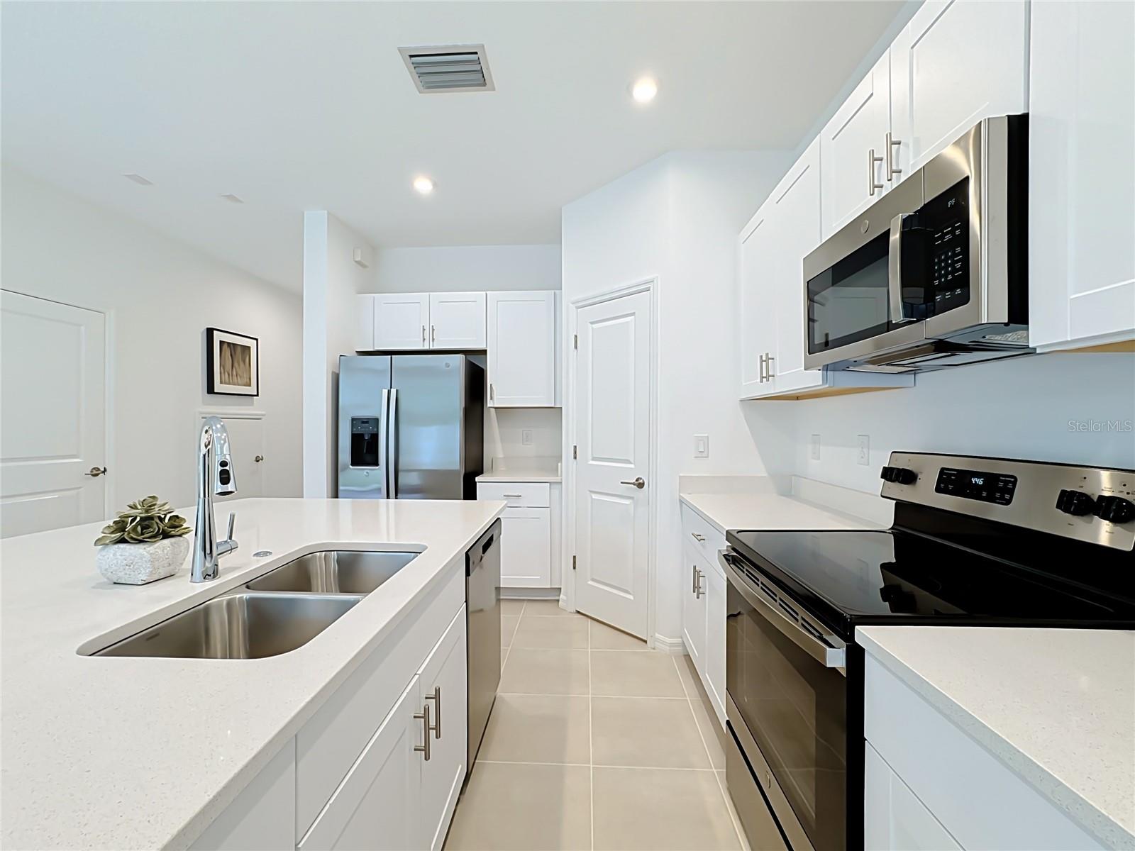 8429 Lunar Skye St, Sarasota, FL 34241 — photo 12 of 39