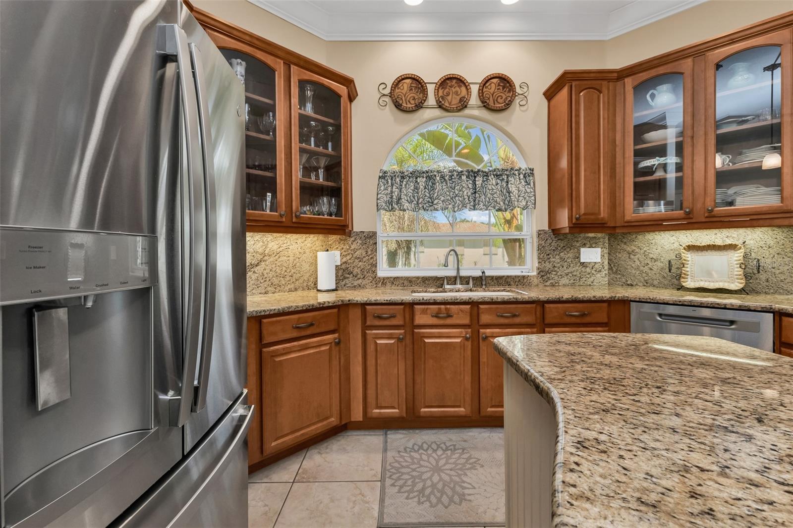 Honestly, this kitchen GLOWS with warmth!