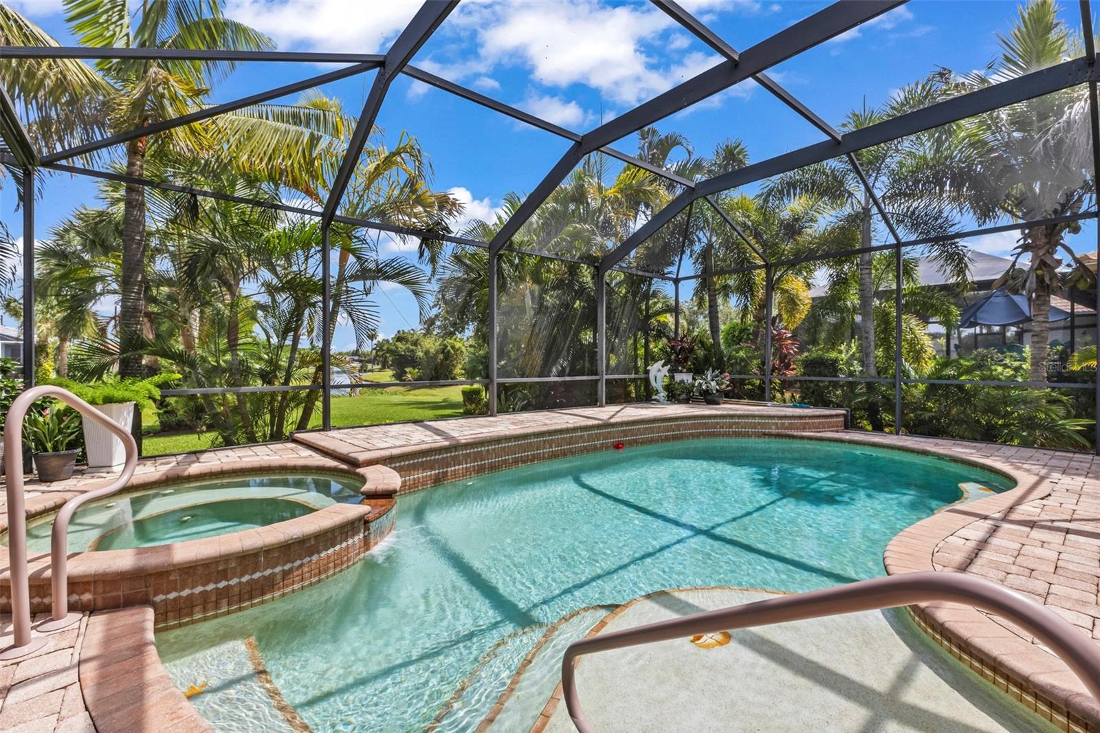 Tropical setting adds privacy and shady spots
