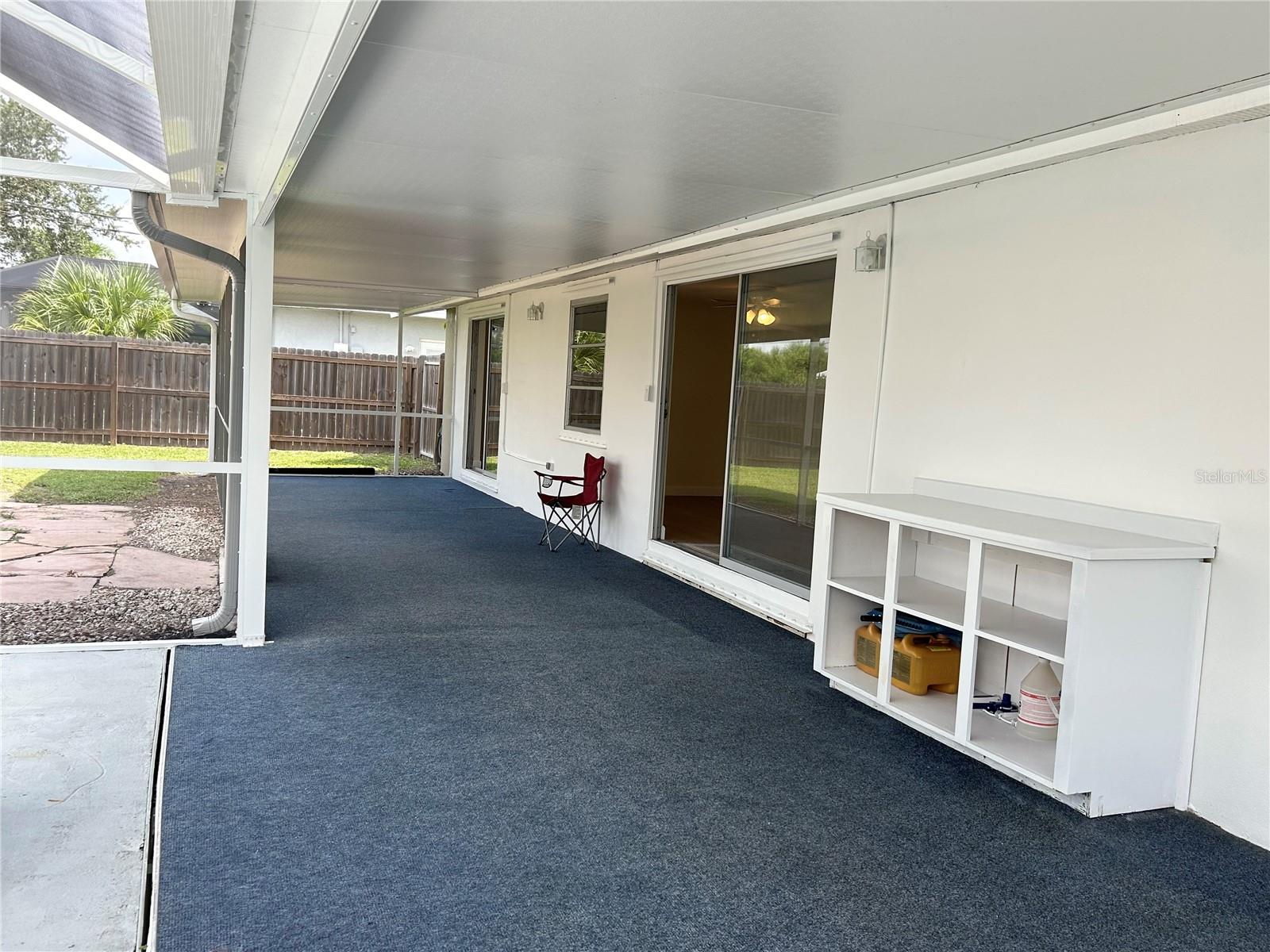 LONG COVERED LANAI