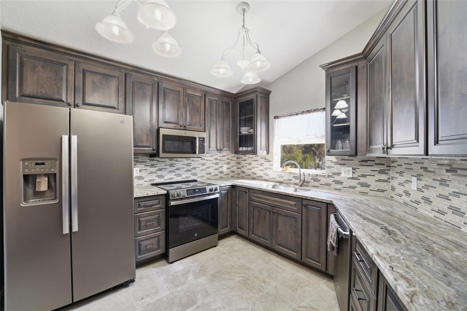 KITCHEN WITH LOTS OF CABINETS