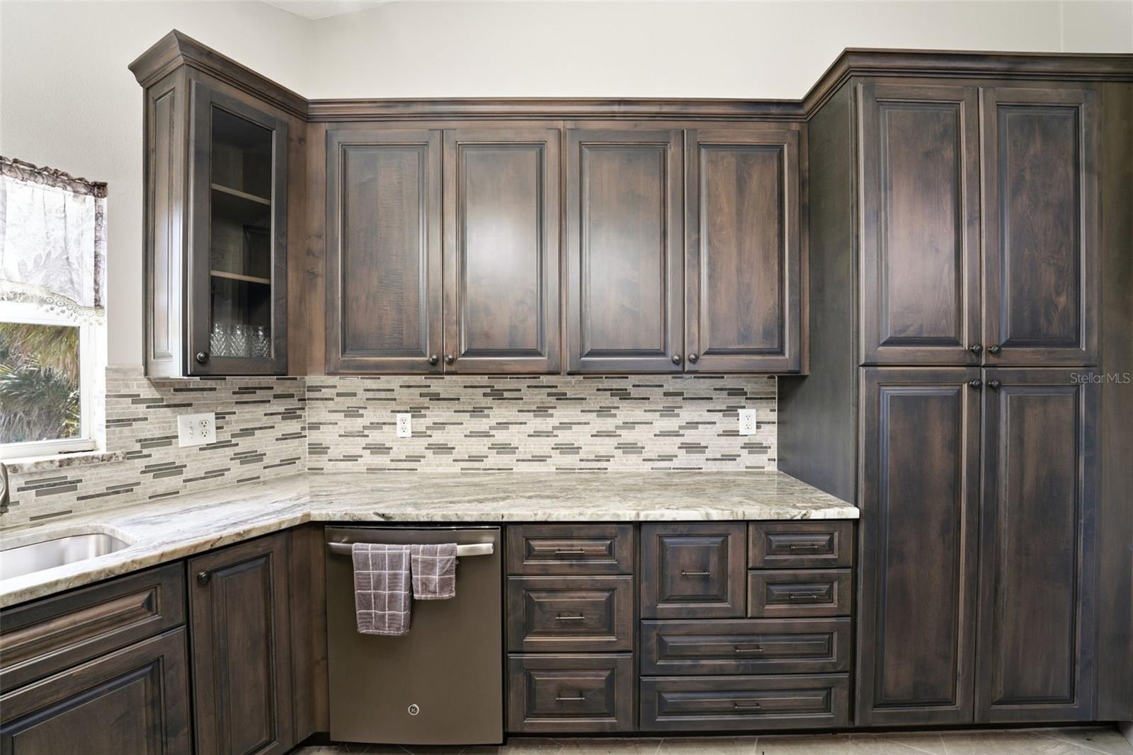 LOTS OF KITCHEN CABINET SPACE