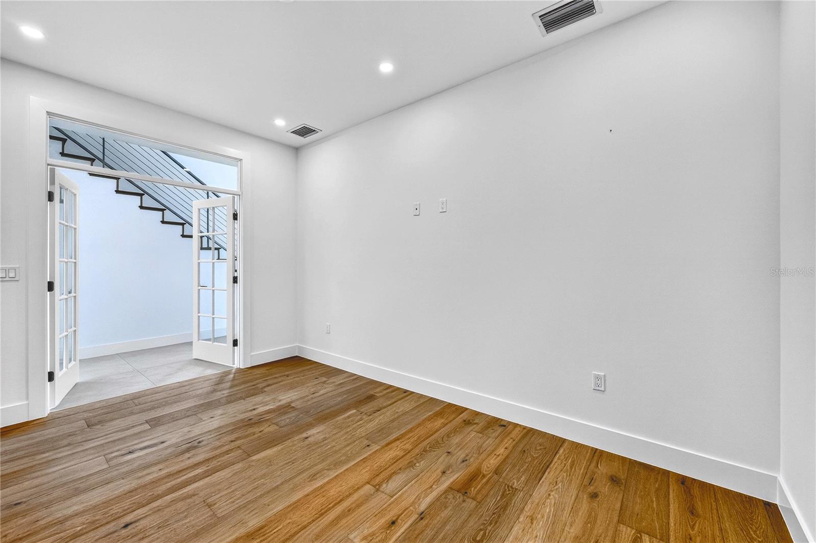 2590 Floyd St, Sarasota, FL 34239 — photo 8 of 69