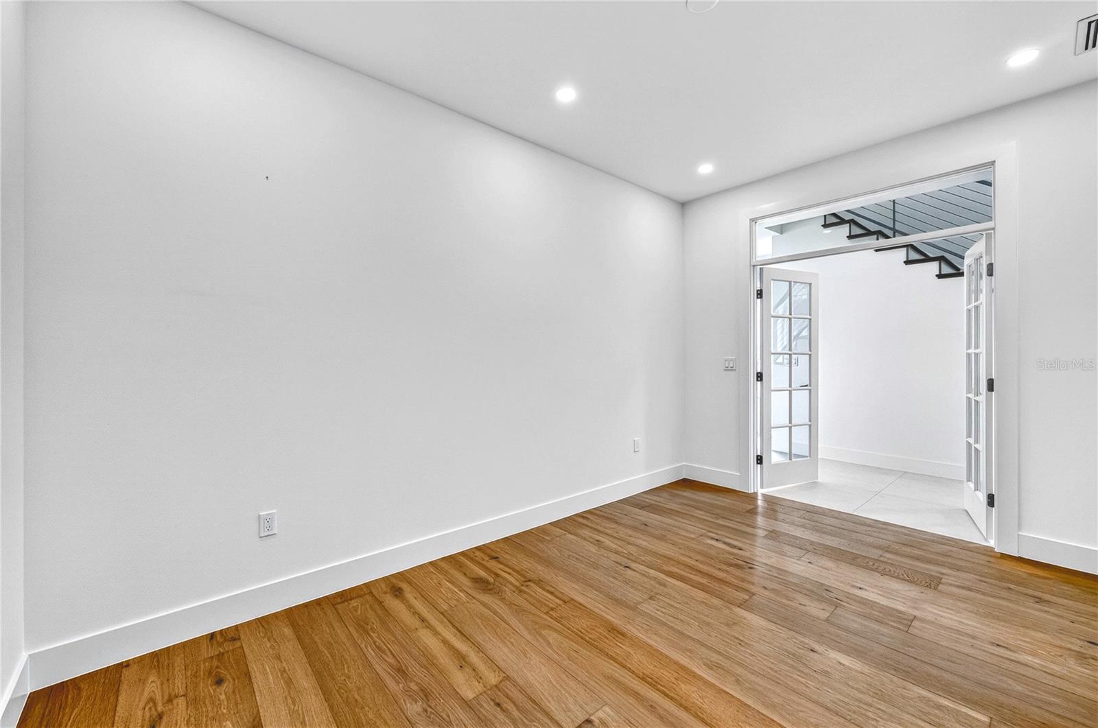 2590 Floyd St, Sarasota, FL 34239 — photo 10 of 69