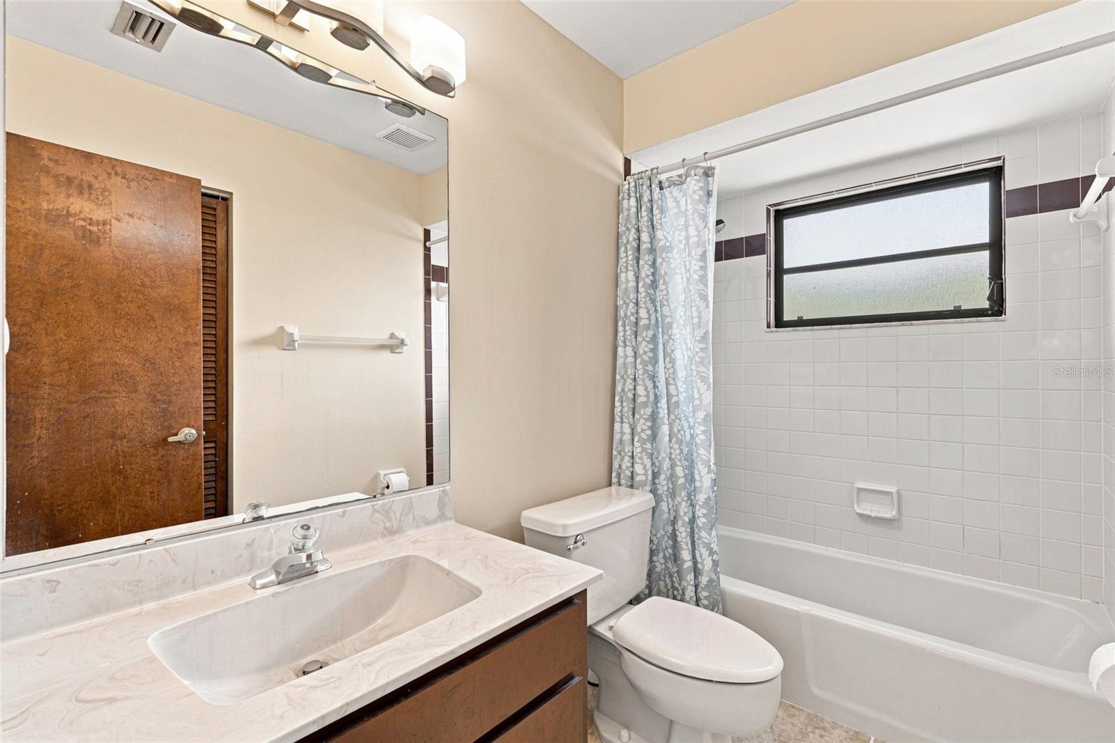 Guest Bathroom with Tub/Shower Combo