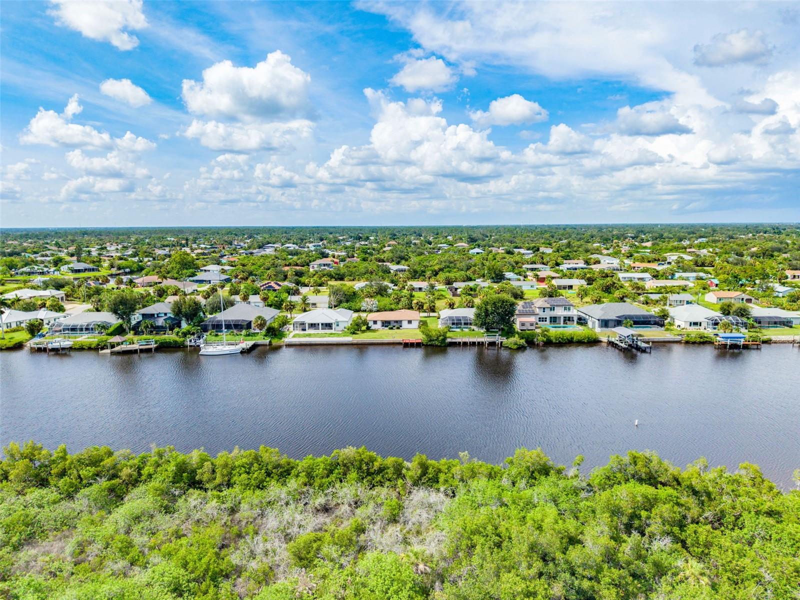 Prime Location on Wide Canal