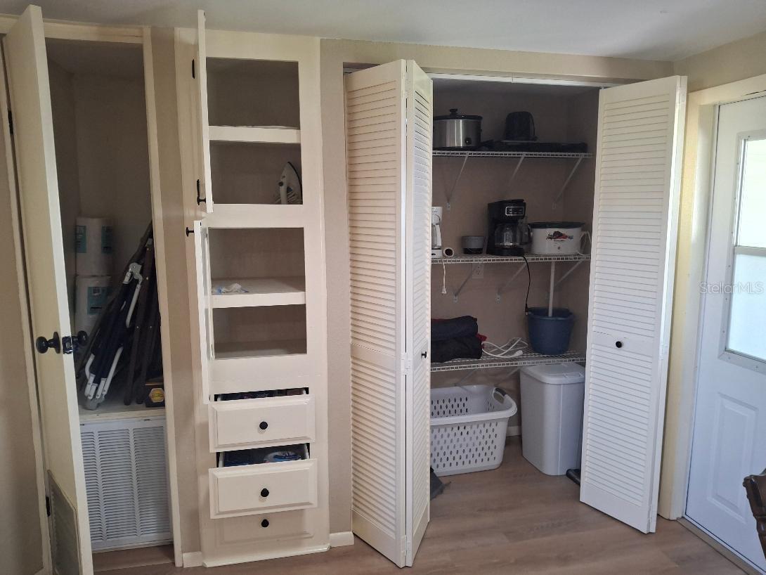 Kitchen Closets & Pantry