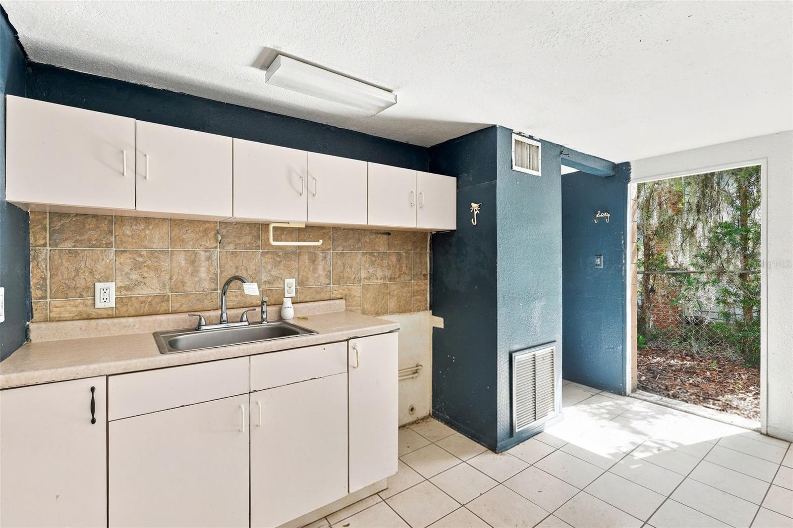 1672 10th St, Sarasota, FL 34236 — photo 4 of 29