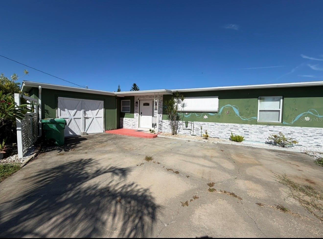 2201 Aaron St