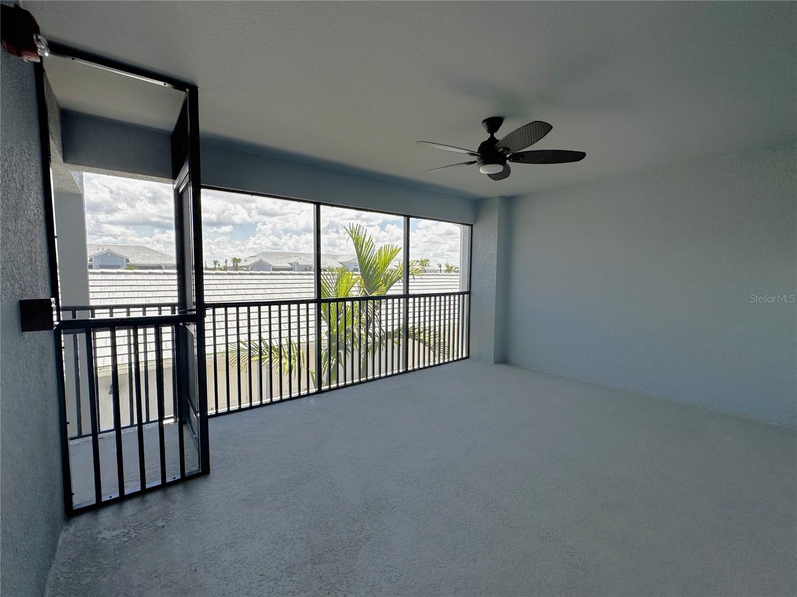 Front screened in lanai
