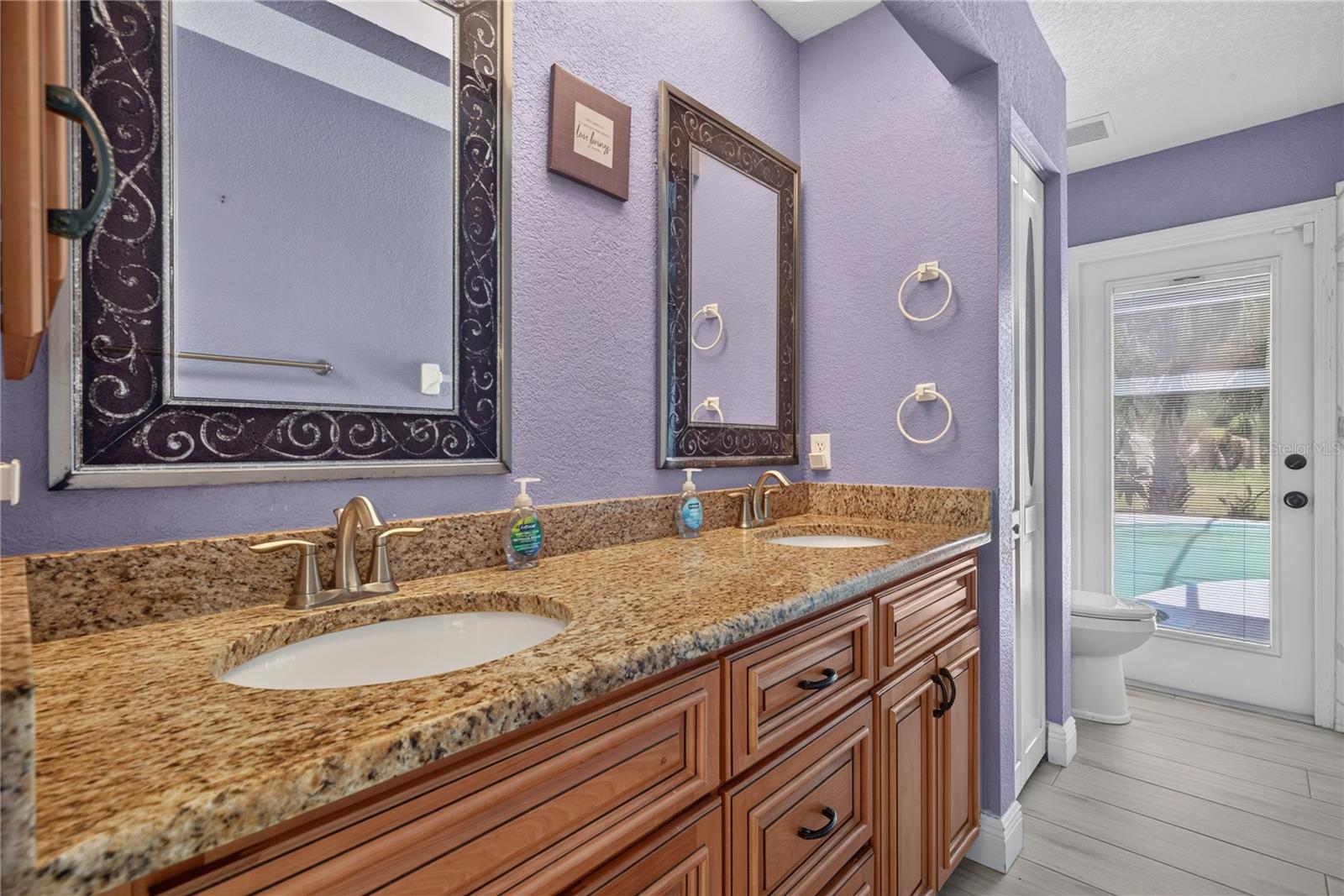 2nd Bathroom w/ double vanity granite countertop