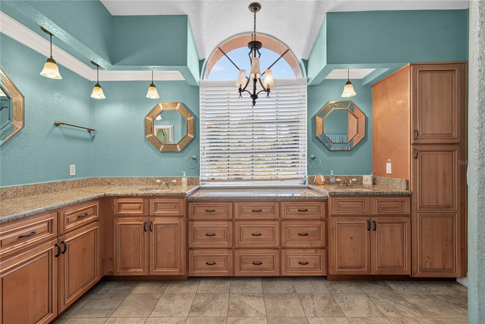 Primary En-Suite Bathroom