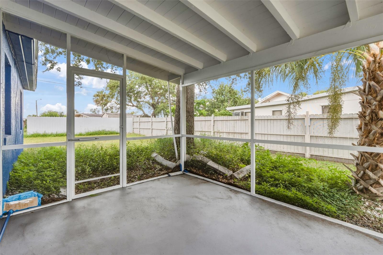 Spacious Lanai & Backyard
