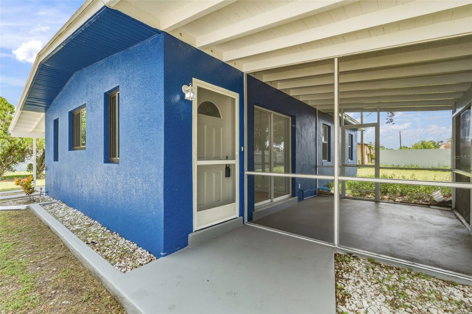 Welcoming Front Exterior & Screened Lanai