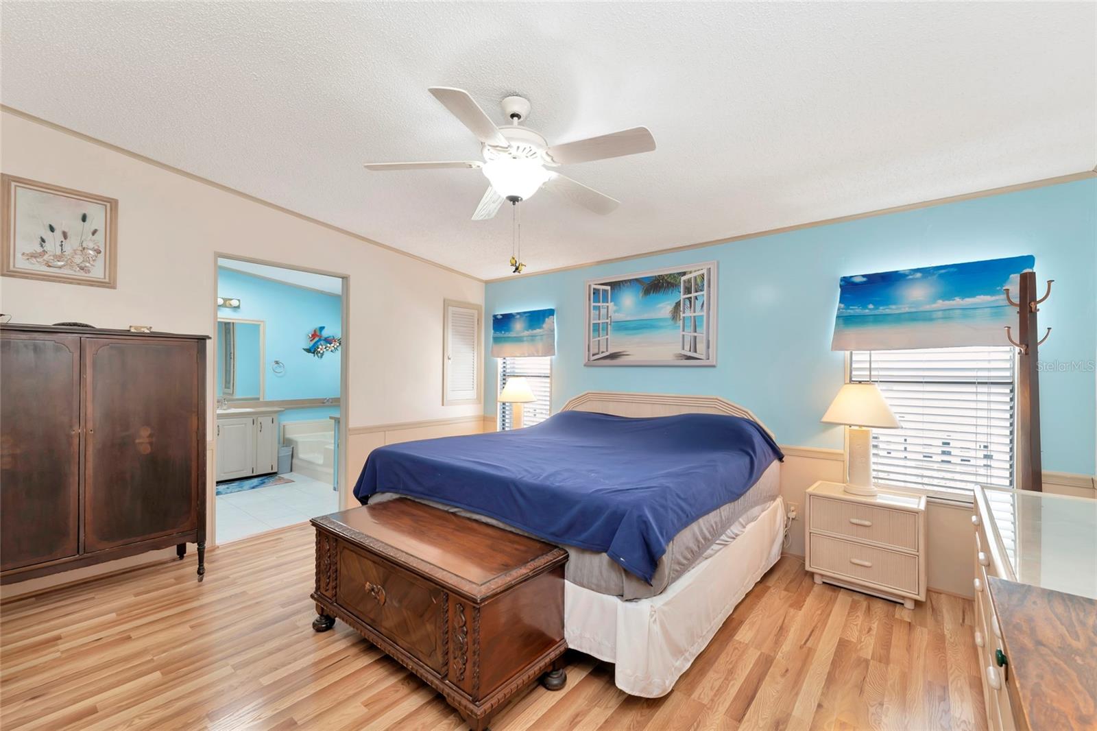 Primary bedroom w/en-suite bathroom