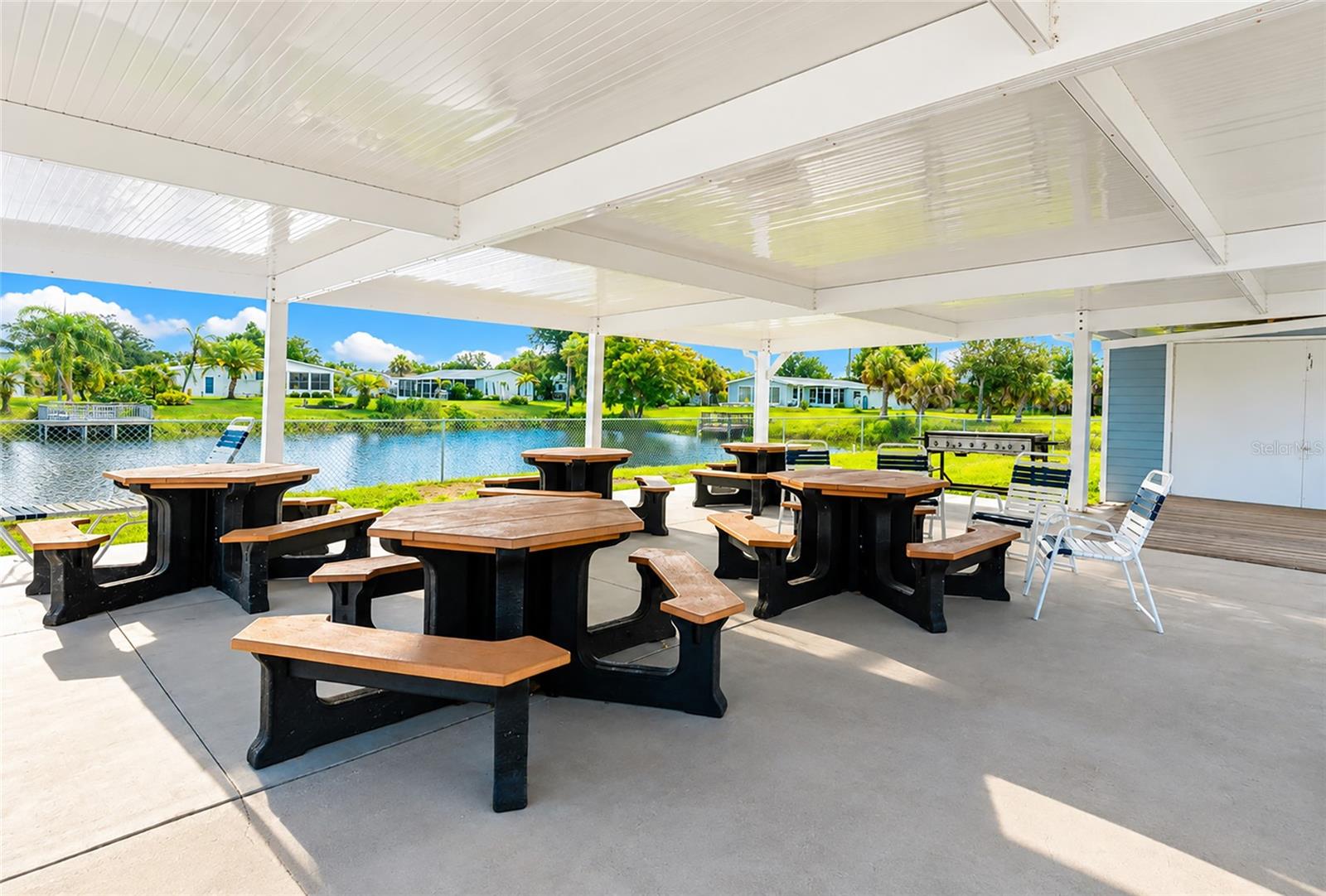 Clubhouse outdoor seating & grill