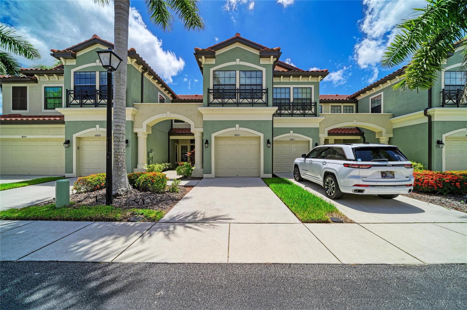 4991 Oarsman Ct, Sarasota, FL 34243 — photo 1 of 48