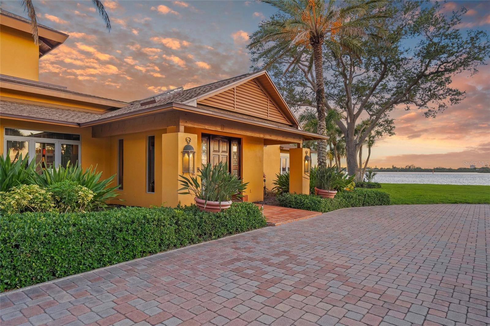 1136 N Lake Shore Dr, Sarasota, FL 34231 — photo 11 of 75
