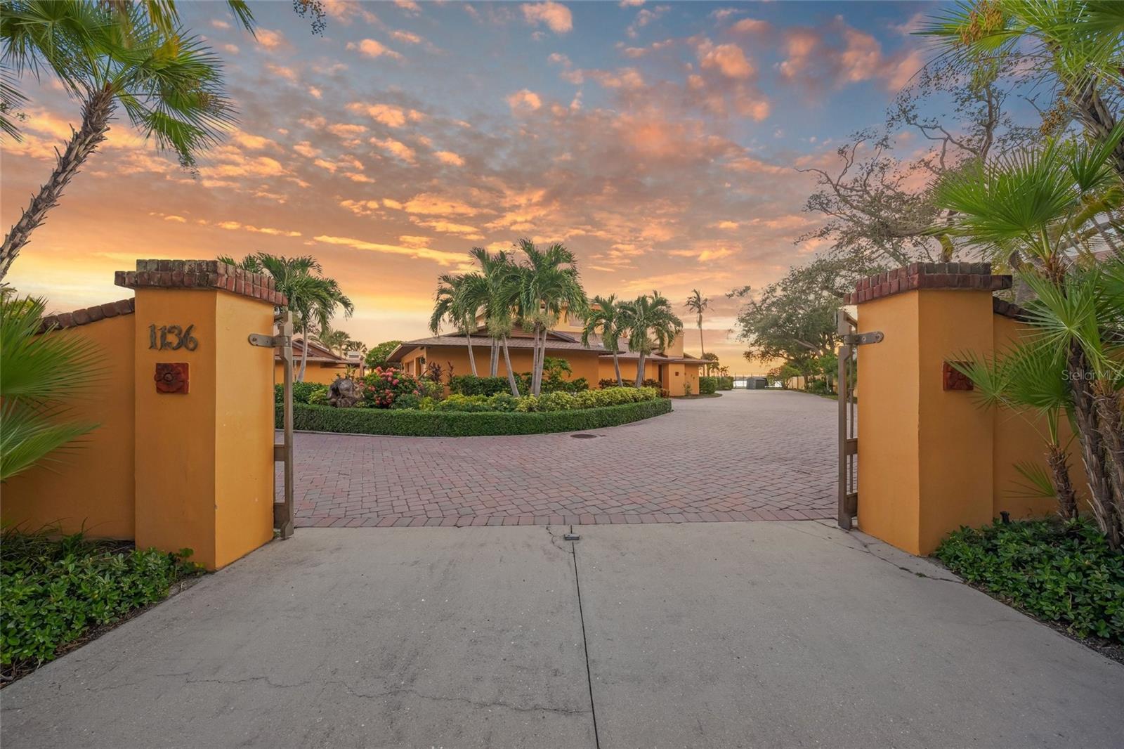 1136 N Lake Shore Dr, Sarasota, FL 34231 — photo 6 of 75