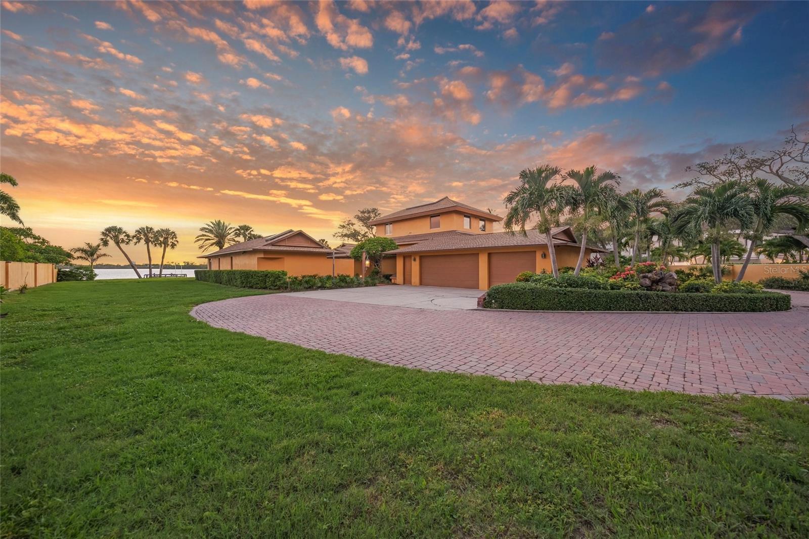 1136 N Lake Shore Dr, Sarasota, FL 34231 — photo 7 of 75