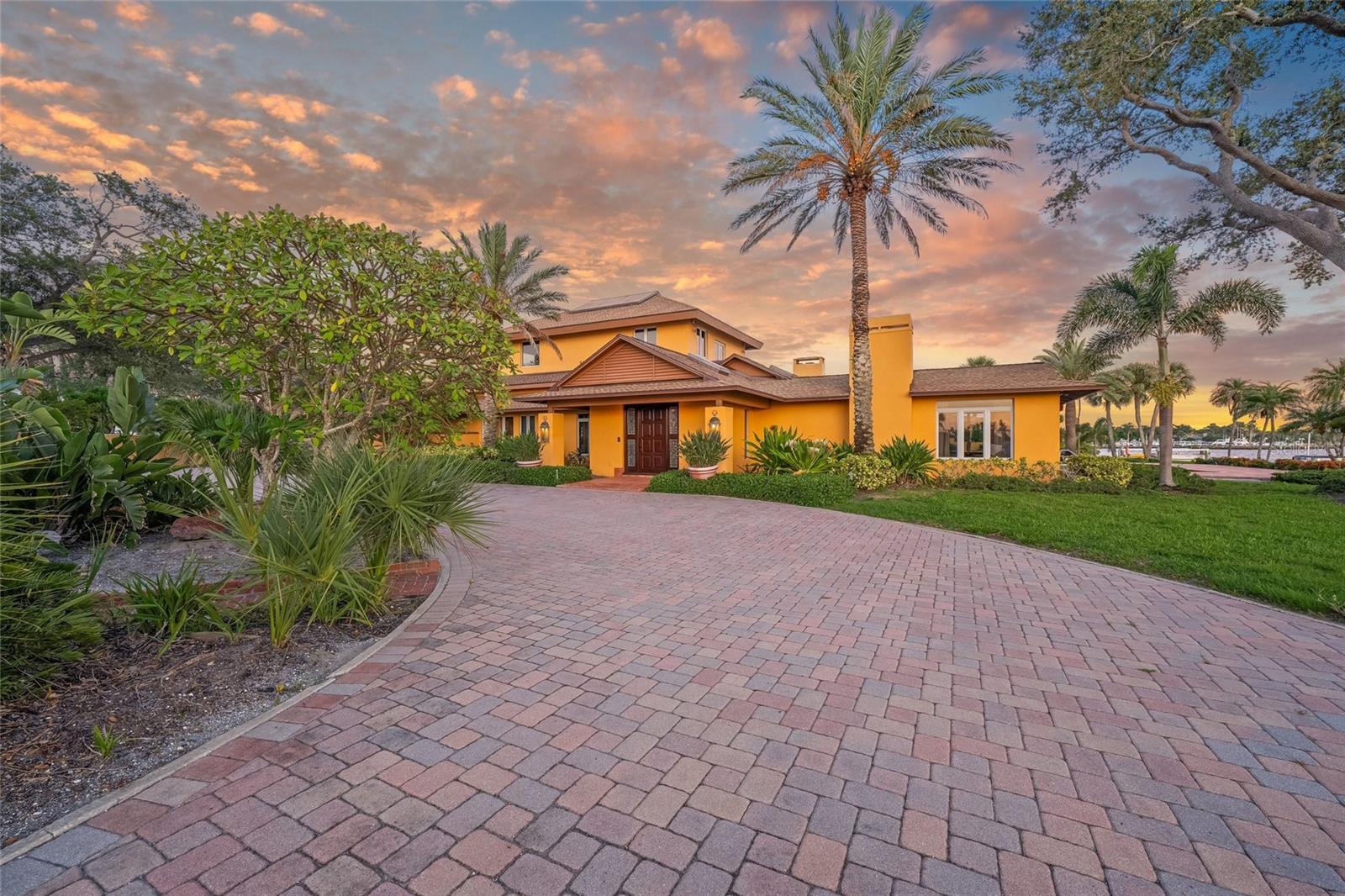 1136 N Lake Shore Dr, Sarasota, FL 34231 — photo 8 of 75